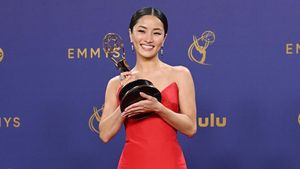 5 Gaya Anna Sawai Pakai Gaun Impian Saat Cetak Sejarah Emmy Awards