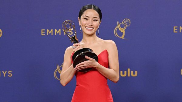 5 Gaya Anna Sawai Pakai Gaun Impian Saat Cetak Sejarah Emmy Awards
