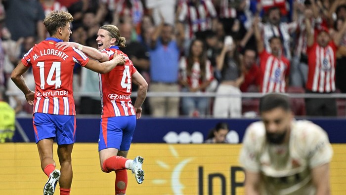 MADRID, SPAIN - SEPTEMBER 15: Conor Gallagher (2nd L) of Atletico Madrid celebrates after scoring a goal with his teammate Marcos Llorente (L) during the LaLiga week 5 football match between Atletico Madrid and Valencia at Civitas Metropolitano Stadium in Madrid, Spain on September 15, 2024. (Photo by Burak Akbulut/Anadolu via Getty Images)