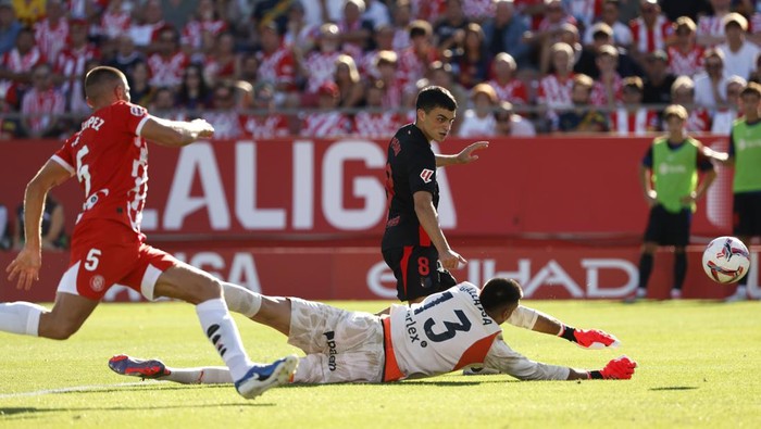 Barcelonas Pedri, top right, scores his sides fourth goal during the Spanish La Liga soccer match between Girona and Barcelona at the Montilivi stadium in Girona, Spain, Sunday, Sept. 15, 2024. (AP Photo/Joan Monfort)