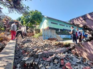 Benteng SD di Padalarang Usai Ambruk Diguncang Gempa M 5,3 Sukabumi Benteng SD di Padalarang Usai Ambruk Diguncang Gempa M 5,3 Sukabumi