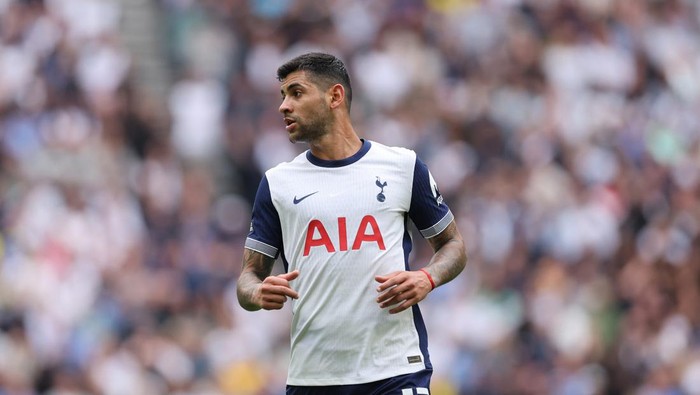 LONDON, ENGLAND - SEPTEMBER 15: Cristian Romero of Tottenham Hotspur  during the Premier League match between Tottenham Hotspur FC and Arsenal FC at Tottenham Hotspur Stadium on September 15, 2024 in London, England. (Photo by Catherine Ivill - AMA/Getty Images)