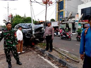 Fortuner Tabrak Separator Jalan di Kembangan Jakbar, Kap Depan Ringsek