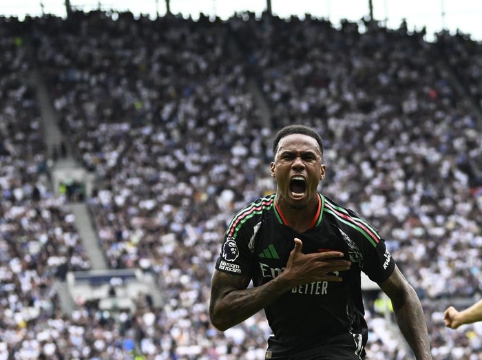 Soccer Football - Premier League - Tottenham Hotspur v Arsenal - Tottenham Hotspur Stadium, London, Britain - September 15, 2024 Arsenal's Gabriel Magalhaes celebrates scoring their first goal REUTERS/Tony O Brien EDITORIAL USE ONLY. NO USE WITH UNAUTHORIZED AUDIO, VIDEO, DATA, FIXTURE LISTS, CLUB/LEAGUE LOGOS OR 'LIVE' SERVICES. ONLINE IN-MATCH USE LIMITED TO 120 IMAGES, NO VIDEO EMULATION. NO USE IN BETTING, GAMES OR SINGLE CLUB/LEAGUE/PLAYER PUBLICATIONS. PLEASE CONTACT YOUR ACCOUNT REPRESENTATIVE FOR FURTHER DETAILS..