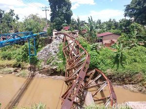 Jembatan Penyeberangan Anak Sekolah di Medan Ambruk