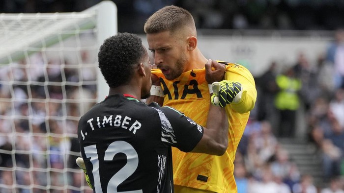 Arsenals Jurrien Timber and Tottenhams goalkeeper Guglielmo Vicario square-up to each other during the English Premier League soccer match between Tottenham Hotspur and Arsenal in London, Sunday, Sept. 15, 2024. (AP Photo/Kin Cheung)