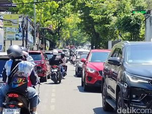 Kendaraan Padati Jalur Menuju Lembang di Hari Terakhir Libur Panjang Kendaraan Padati Jalur Menuju Lembang di Hari Terakhir Libur Panjang