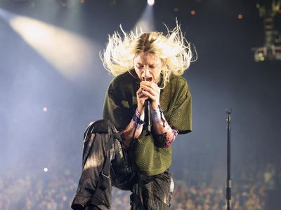 Potret Emily Armstrong Vokalis Baru Linkin Park yang Tuai Kontroversi