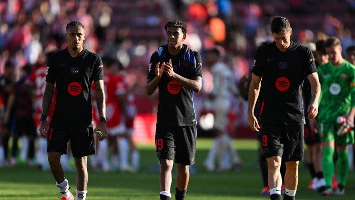 GIRONA, SPAIN - SEPTEMBER 15: Raphinha, Lamine Yamal and Robert Lewandowski of Barcelona FC acknowledge the crowd during the LaLiga match between Girona FC and FC Barcelona  at Montilivi Stadium on September 15, 2024 in Girona, Spain. (Photo by David Ramos/Getty Images)