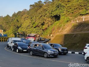 Sudah 8,5 Jam Polisi Tutup Jalur ke Puncak demi Urai Kemacetan Sudah 8,5 Jam Polisi Tutup Jalur ke Puncak demi Urai Kemacetan