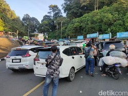 Puncak Dilanda Macet Horor, Pengendara Was-was Kehabisan BBM