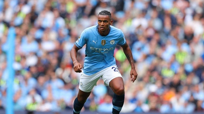 MANCHESTER, ENGLAND - SEPTEMBER 14: Manuel Akanji of Manchester City during the Premier League match between Manchester City FC and Brentford FC at Etihad Stadium on September 14, 2024 in Manchester, England. (Photo by James Gill - Danehouse/Getty Images)
