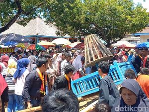 Antusias! Doa Belum Usai, Warga Serbu 2 Gunungan Grebeg Keraton Solo Antusias! Doa Belum Usai, Warga Serbu 2 Gunungan Grebeg Keraton Solo