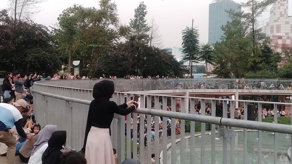 Menyaksikan Langit Senja di Taman Literasi Blok M Menyaksikan Langit Senja di Taman Literasi Blok M