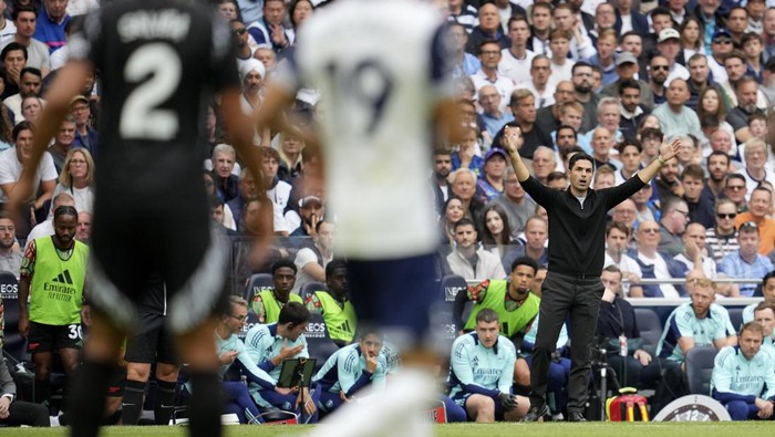Arsenals manager Mikel Arteta gestures from the touchline during the English Premier League soccer match between Tottenham Hotspur and Arsenal in London, Sunday, Sept. 15, 2024. (AP Photo/Kin Cheung)