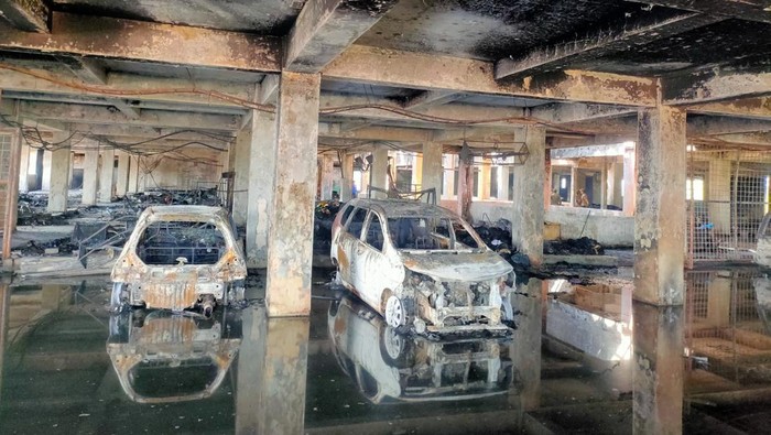 Penampakan kendaraan beroda empat terbakar di Pasar Baru Comboran Kota Malang Penampakan kendaraan beroda empat terbakar di Pasar Baru Comboran Kota Malang
