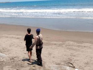 Pelajar MAN 2 Sukabumi Hilang Terseret Ombak di Pantai Cipatuguran Pelajar MAN 2 Sukabumi Hilang Terseret Ombak di Pantai Cipatuguran