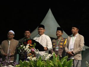 Tak Kuat Menahan Air, Atap Panggung Pengajian Gus Iqdam di Jati Blora Ambrol