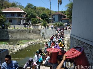 Keunikan Tradisi Maulid di Kampung Religi Benda Kerep Cirebon Keunikan Tradisi Maulid di Kampung Religi Benda Kerep Cirebon