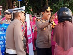 Kala Pemotor Tak Berhelm Diberi Hadiah Polisi Sukabumi