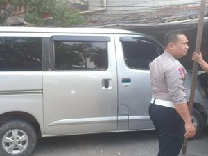 Motor Tabrak Mobil di Jakut Berujung Warung Nasi Diseruduk, Pemotor Terluka