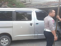 Motor Tabrak Mobil di Jakut Berujung Warung Nasi Diseruduk, Pemotor Terluka