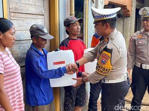 Polres Probolinggo Salurkan Air Bersih di Momentum Harlantas Bhayangkara Polres Probolinggo Salurkan Air Bersih di Momentum Harlantas Bhayangkara
