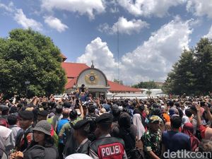 Potret Meriahnya Garebeg Mulud di Pelataran Masjid Gedhe Keraton Yogyakarta Potret Meriahnya Garebeg Mulud di Pelataran Masjid Gedhe Keraton Yogyakarta