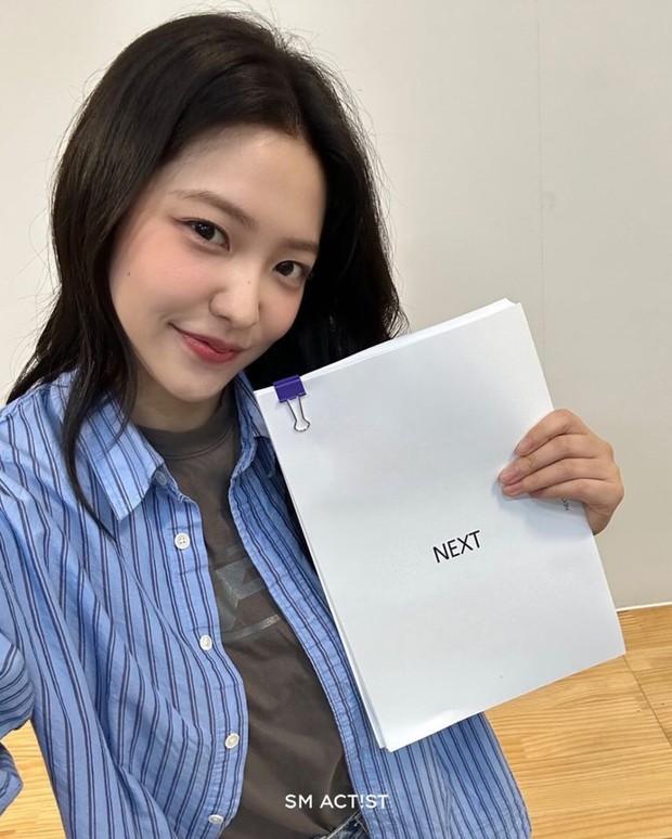 Potret Yeri Red Velvet dan naskah film 'Next'/ Foto: instagram.com/smactist Potret Yeri Red Velvet dan naskah film 'Next'