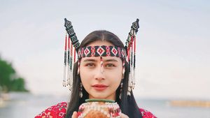 Foto: Cantik Banget Prilly Lantuconsina Pakai Baju Adat Alor