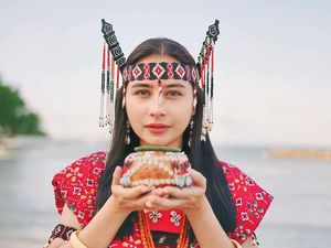 Foto: Cantik Banget Prilly Lantuconsina Pakai Baju Adat Alor