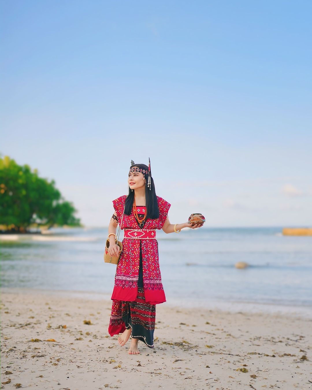 Prilly Latuconsina memakai baju khas Alor