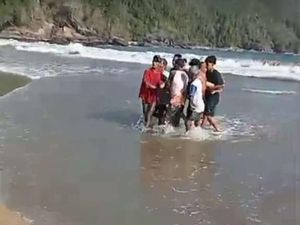 4 Kasus Wisatawan Nahas yang Terseret Ombak di Jawa Timur 4 Kasus Wisatawan Nahas yang Terseret Ombak di Jawa Timur