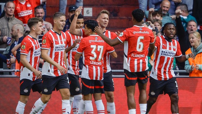 EINDHOVEN, NETHERLANDS - SEPTEMBER 14: Luuk de Jong of PSV celebrates after scoring his teams first goal with Ryan Flamingo of PSV, Richard Ledezma of PSV, Olivier Boscagli of PSV during a Dutch Eredivisie match between PSV and NEC Nijmegen at Philips Stadion on September 14, 2024 in Eindhoven, Netherlands. (Photo by Broer van den Boom/BSR Agency/Getty Images)
