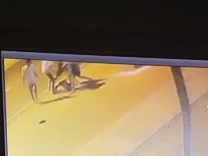 Pemuda Mojokerto Ditendang, Dikeroyok-Motor Dibuang ke Sungai Terekam CCTV