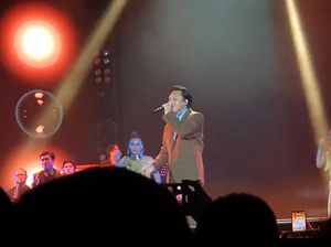 Merdu Rizky Febian Buka Konser Lifetime: Tribute to Chrisye Lewat Serasa Merdu Rizky Febian Buka Konser Lifetime: Tribute to Chrisye Lewat Serasa