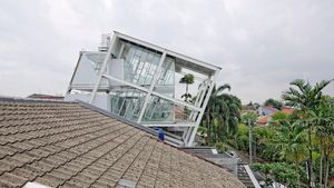 Intip Jeroan Rumah Miring 70 Derajat di Kawasan Elit Jakarta