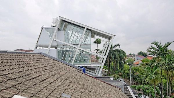 Intip Jeroan Rumah Miring 70 Derajat di Kawasan Elit Jakarta