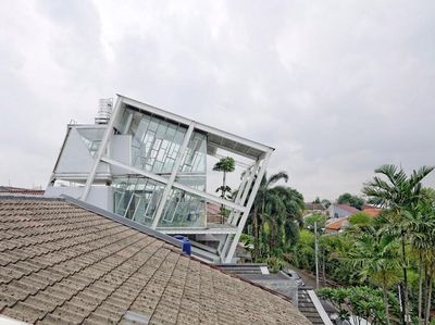 Intip Jeroan Rumah Miring 70 Derajat di Kawasan Elit Jakarta
