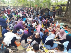Maulud Nabi, Ratusan Warga Musuk Boyolali Gelar Sadranan di Makam Mblambong