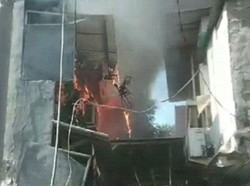 2 Rumah di Klender Kebakaran, Damkar Semprot Api dari Air Kolam Renang