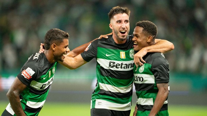 LISBON, PORTUGAL - AUGUST 31: Geny Catamo of Sporting (R) celebrates his goal with teammates Matheus Reis (L) and Gonçalo Inácio (C) during the match between Sporting CP and FC Porto at Estadio Jose Alvalade on August 31, 2024 in Lisbon, Portugal. (Photo by Pedro Loureiro/Eurasia Sport Images/Getty Images)