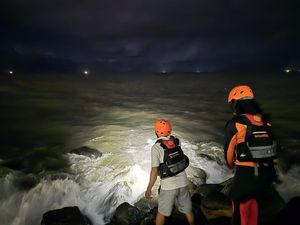 Pelajar yang Hilang Terseret Ombak di Pantai Padang Ditemukan Tewas Pelajar yang Hilang Terseret Ombak di Pantai Padang Ditemukan Tewas