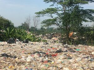 Penampakan Gunungan Sampah di TPS Liar Limo Depok yang Sudah Ditutup Penampakan Gunungan Sampah di TPS Liar Limo Depok yang Sudah Ditutup