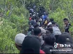 Panjangnya Antrean Pendaki Naik Gunung Kelud Bak Antre Sembako