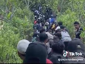 Macet Panjang Tak Cuma di Puncak, Pendaki Gunung Kelud Seperti Antre Sembako Macet Panjang Tak Cuma di Puncak, Pendaki Gunung Kelud Seperti Antre Sembako