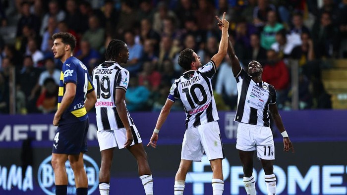 PARMA, ITALY - SEPTEMBER 16: Florian Thauvin of Udinese Calcio celebrates after scoring his teams third goal during the Serie A match between Parma and Udinese at Stadio Ennio Tardini on September 16, 2024 in Parma, Italy. (Photo by Luca Amedeo Bizzarri/Getty Images)