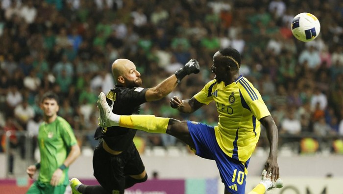 Soccer Football - Asian Champions League - Al Shorta v Al Nassr - Al-Madina International Stadium, Baghdad, Iraq - September 16, 2024 Al Nassrs Sadio Mane in action with Al Shortas Ahmed Basil REUTERS/Thaier Al-Sudani