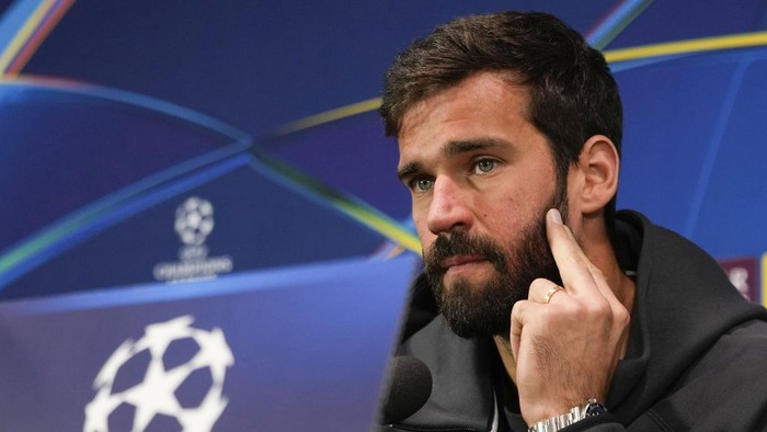 Liverpools goalkeeper Alisson Becker speaks during a news conference at the San Siro Stadium, in Milan, Italy, Monday, Sept. 16, 2024, ahead of the Champions League soccer match between A.C. Milan and Liverpool on Tuesday. (AP Photo/Luca Bruno)