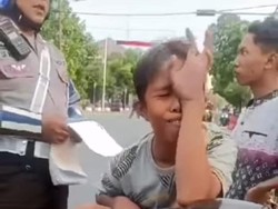 Motoran Jauh Tanpa Helm Ujungnya Nangis di Depan Polisi, Jangan ya Dek ya